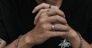 Giải thích hiện tượng đánh cảm bằng nhẫn bạc chuyển màu đen